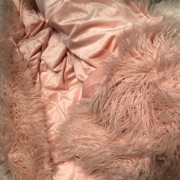 Pink Faux Fur Throw ❤️ - Picture 5 of 5